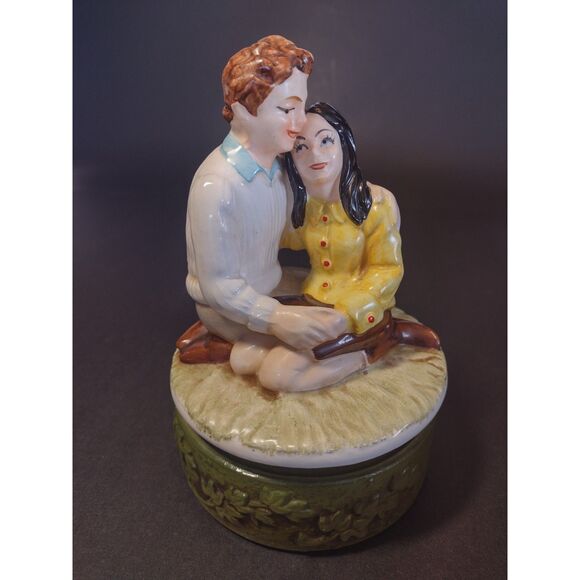 MCM 1970s Kitschy Couple Music Box Spins Plays Love Story Sankyo Japan Vintage - Picture 1 of 7